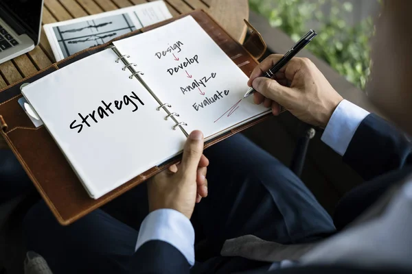 Geschäftsmann schreibt Notizen — Stockfoto