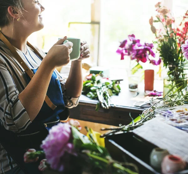 Bloemist vrouw drinken koffie — Stockfoto