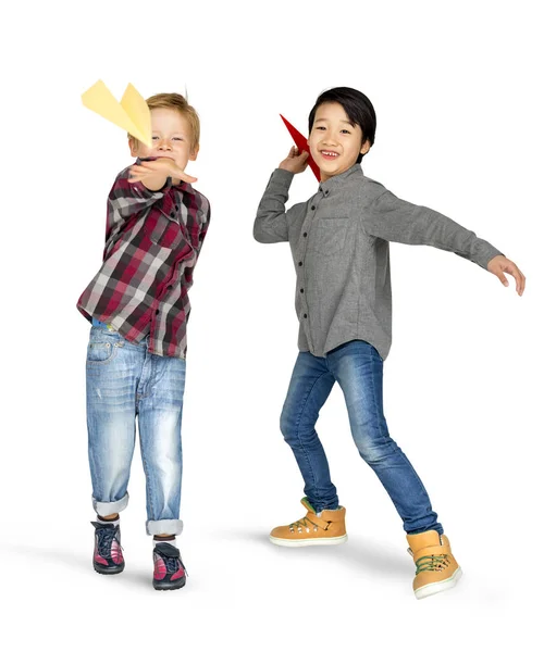 Jongens spelen met papier vliegtuig — Stockfoto