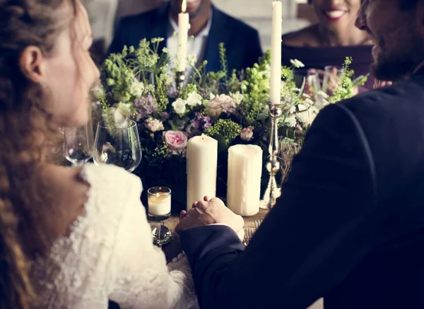 Άνθρωποι γιορτάζουν γάμου στο τραπέζι — Φωτογραφία Αρχείου