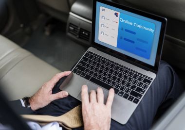 Arabaya dizüstü kullanarak işadamı