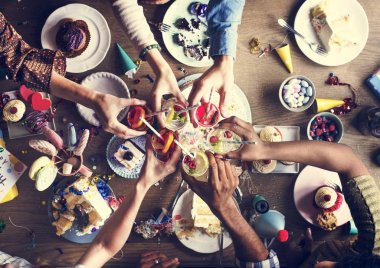 İnsanlar masada doğum günü kutlamak 