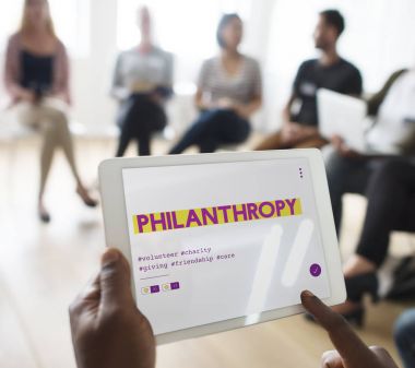 Dijital tablet kullanan kişi