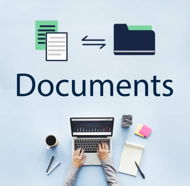 Laptop klavyesinde yazan kişi