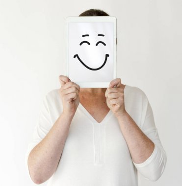 kişi kapsayan yüz tablet ile