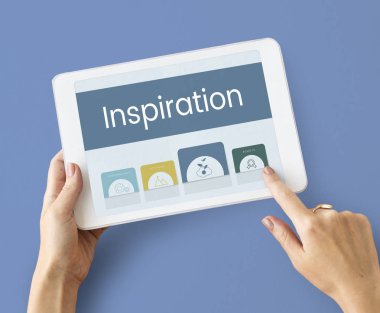 kişi holding dijital tablet