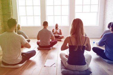 Joga sınıfta yapan insanlar