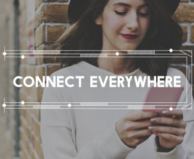 Akıllı telefon kullanan kadın 