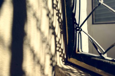 Sabah demir penceresinde güneşli ışık