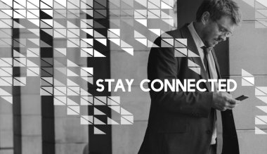 Akıllı telefon kullanan iş adamı