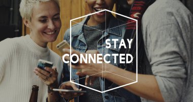 Bayan arkadaş telefonları kullanarak