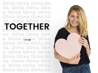 şekil duymak tutan sarışın kadın