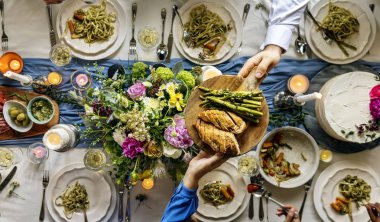 gıda ile masada oturan insanlar