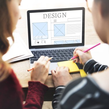 dizüstü bilgisayar kullanan iki kız