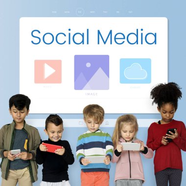 küçük çocuklar dijital cihazlar kullanarak