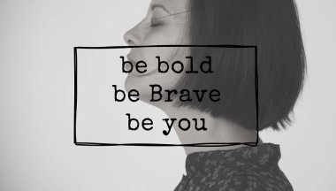 stüdyoda düşünceli kadın