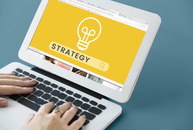 Dizüstü bilgisayarda yazan kadın klavyesi