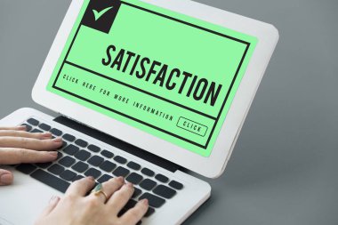 Dizüstü bilgisayarda yazan kadın klavyesi