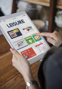 Dijital tablet kullanan kişi 