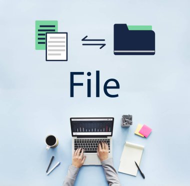 Laptop klavyesinde yazan kişi