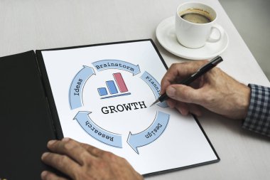 kişi holding kalem ve yazma