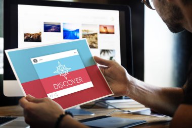 Resim monitör ekran önünde tutan adam