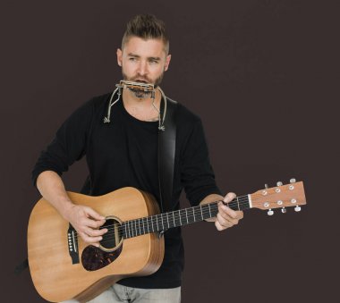 gitar ile yakışıklı adam