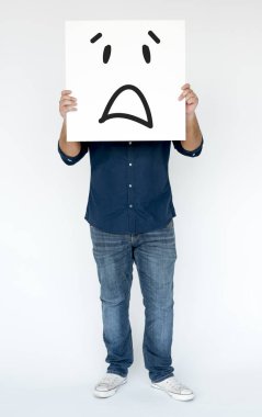 kişi holding afiş.