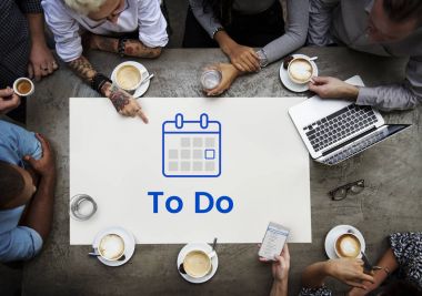 insanlar afiş üzerinde çalışma 