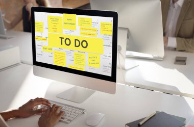 Lachende vrouw in de stad 