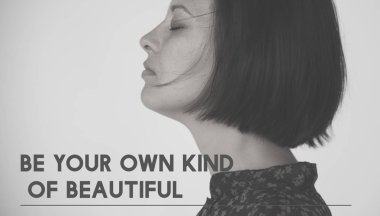 stüdyoda düşünceli kadın