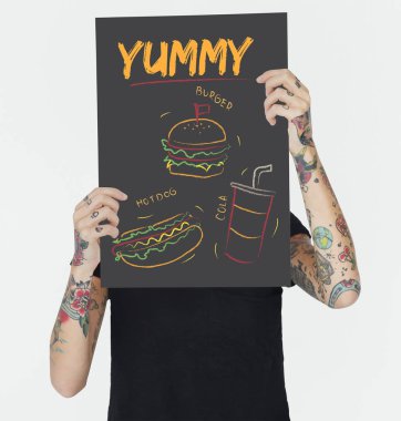 Dövmeli kişi holding afiş. 