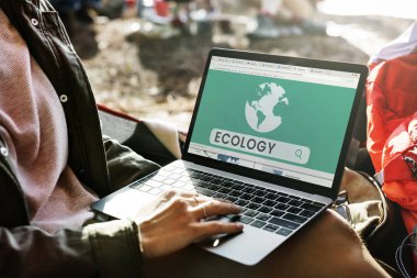 dizüstü bilgisayar açık havada yazarak kadın