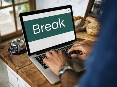 Dizüstü bilgisayarda yazan kişi