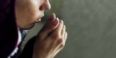 evsiz kadın parmaklarını ısıtmak çalışıyor 