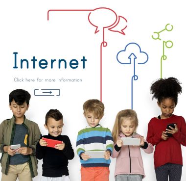 küçük çocuklar dijital cihazlar kullanarak