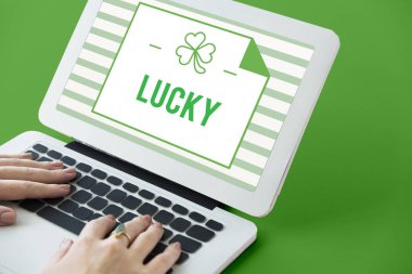 Dizüstü bilgisayarda yazan kadın klavyesi