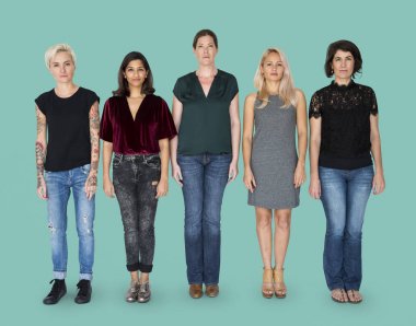 sırada bekleyen kadın arkadaşlar