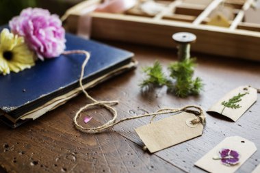 Ahşap masa üzerinde kuru çiçek