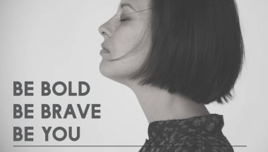 stüdyoda düşünceli kadın