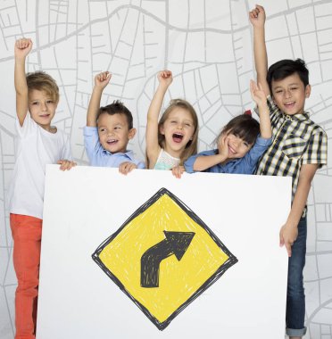 küçük çocuklar afişini holding