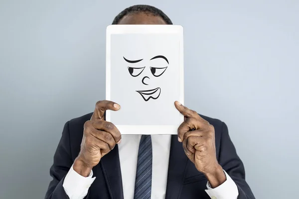 Άνθρωπος που κρατά την ψηφιακή δισκίο που καλύπτει το πρόσωπό — Φωτογραφία Αρχείου