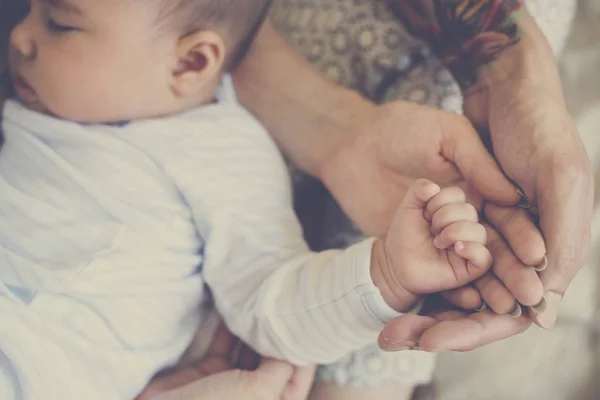 Pais segurando a mão do bebê recém-nascido — Fotografia de Stock