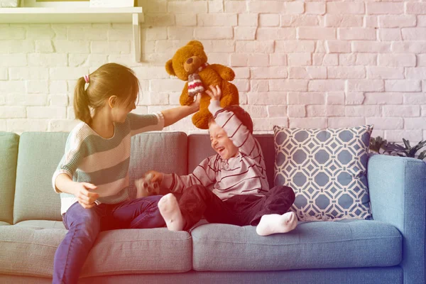 Hermano y hermana en casa — Foto de Stock