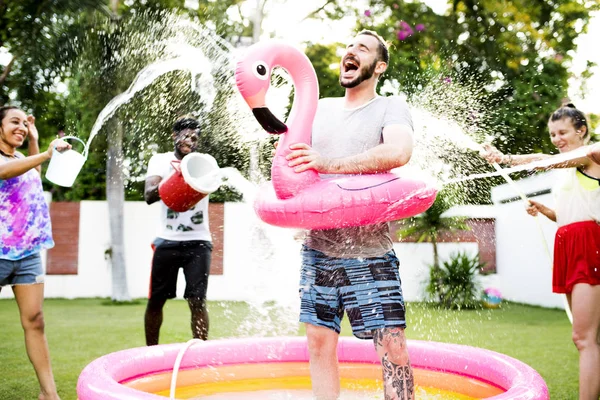 Speelse vrienden genieten van zomertijd — Stockfoto