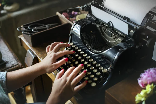 Femme tapant sur la machine à écrire vintage — Photo
