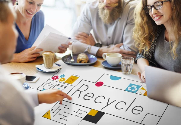 Personer brainstorming på tabell — Stockfoto