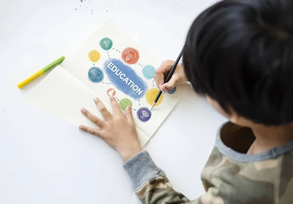 Jongen op vloer liggen — Stockfoto