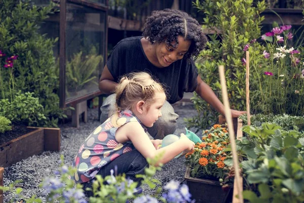 Dítě učí biologii v zahradě — Stock fotografie