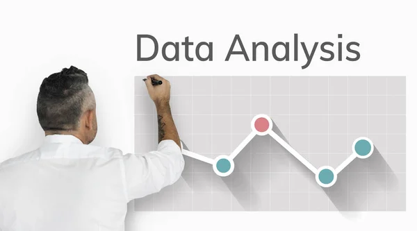 Affärsman som arbetar med business diagram — Stockfoto